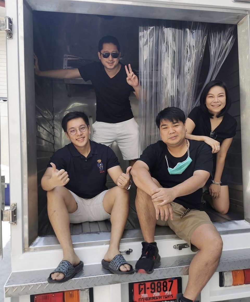 ทีมผู้ก่อตั้งคุ้มสึในช่วงเริ่มต้นธุรกิจเดลิเวอรี